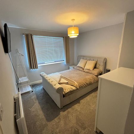 Апартаменты The Airport Flat - Newly Renovated & Free Parking Лидс Экстерьер фото